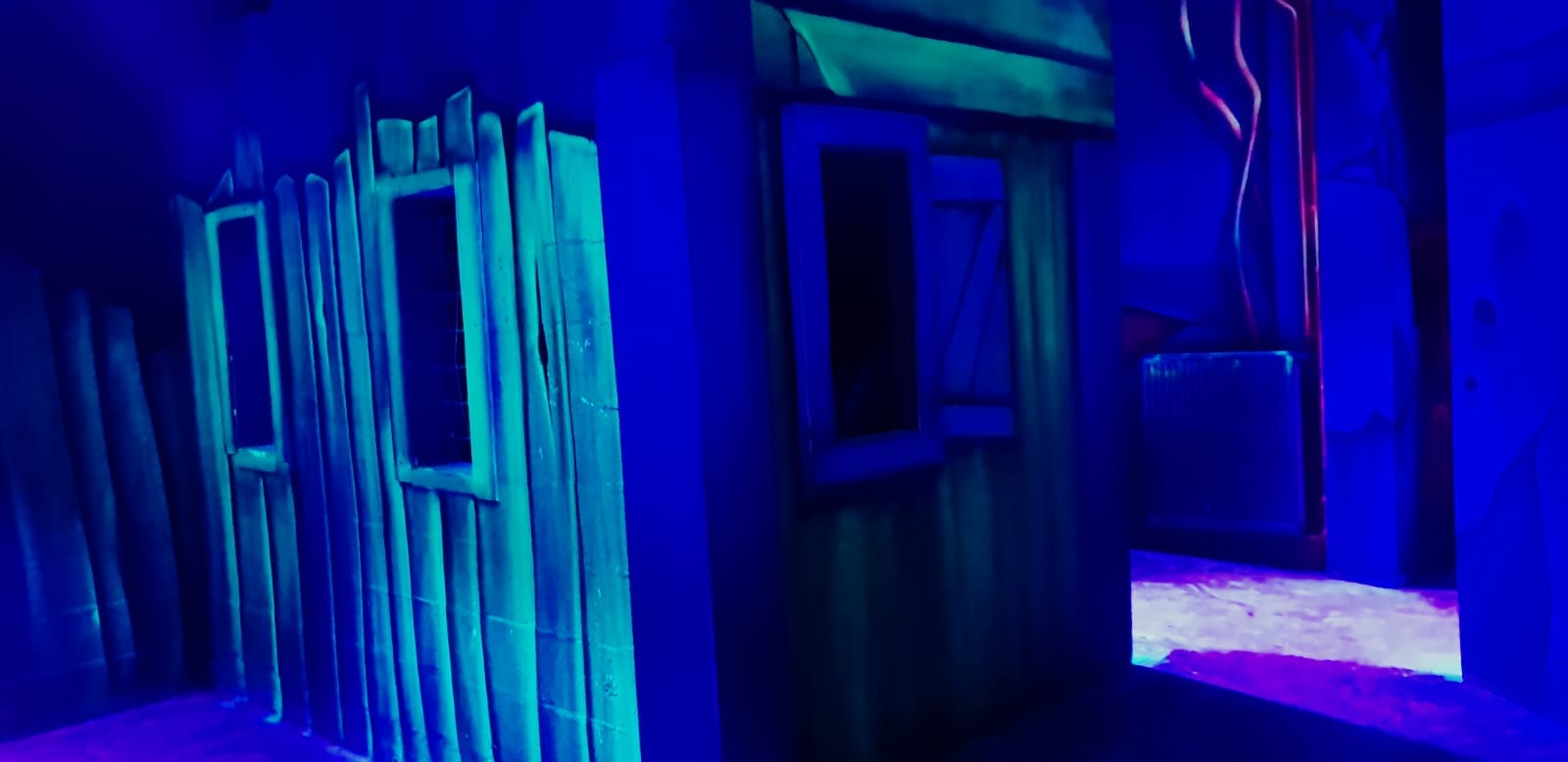 Labyrinthe du Cybergame Courbevoie sous lumière UV