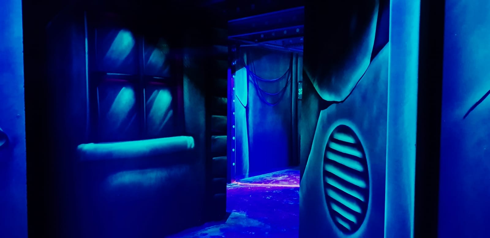 Labyrinthe du Cybergame Courbevoie sous lumière UV