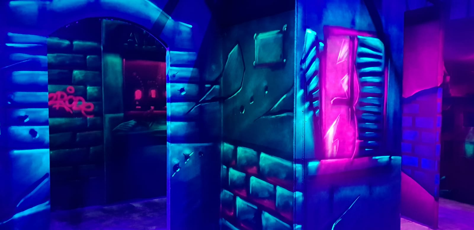 Labyrinthe du Cybergame Courbevoie sous lumière UV